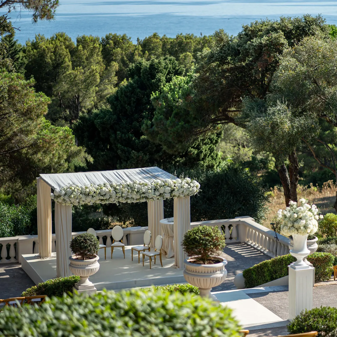 Pergola de cérémonie dominant la mer