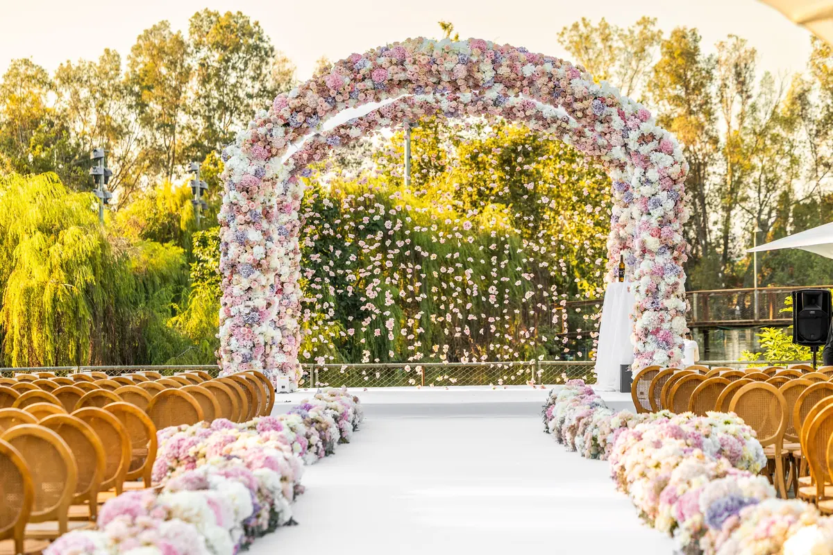 Arche florale et allée de cérémonie en extérieur
