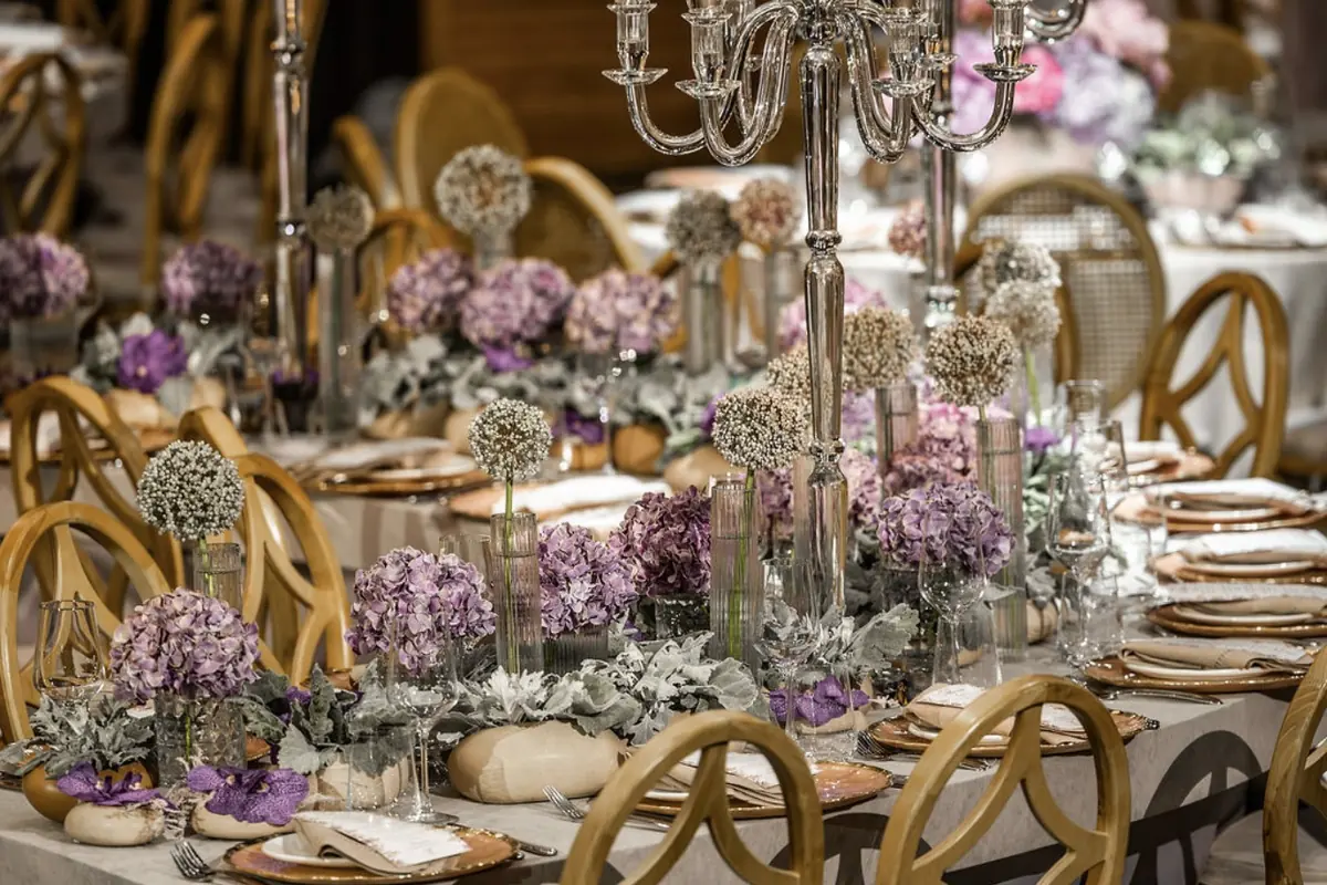 Table de réception dressée, chandeliers et hortensias